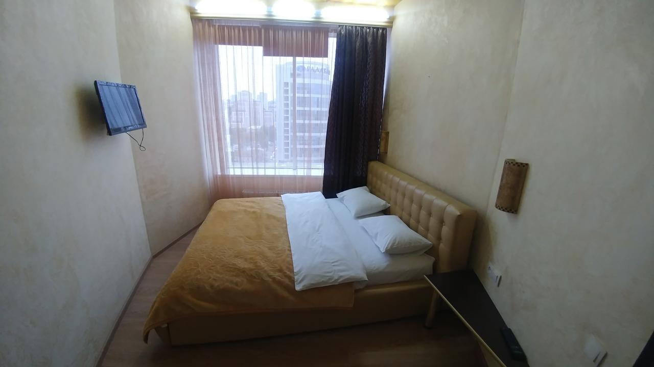 Seven Eleven Apartment Hotel In Most City Dnipro Eksteriør billede