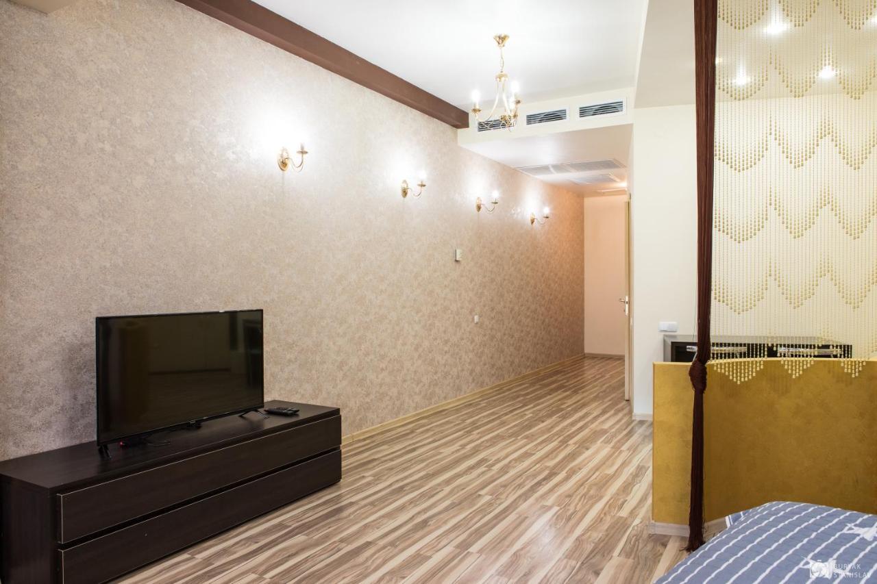 Seven Eleven Apartment Hotel In Most City Dnipro Eksteriør billede